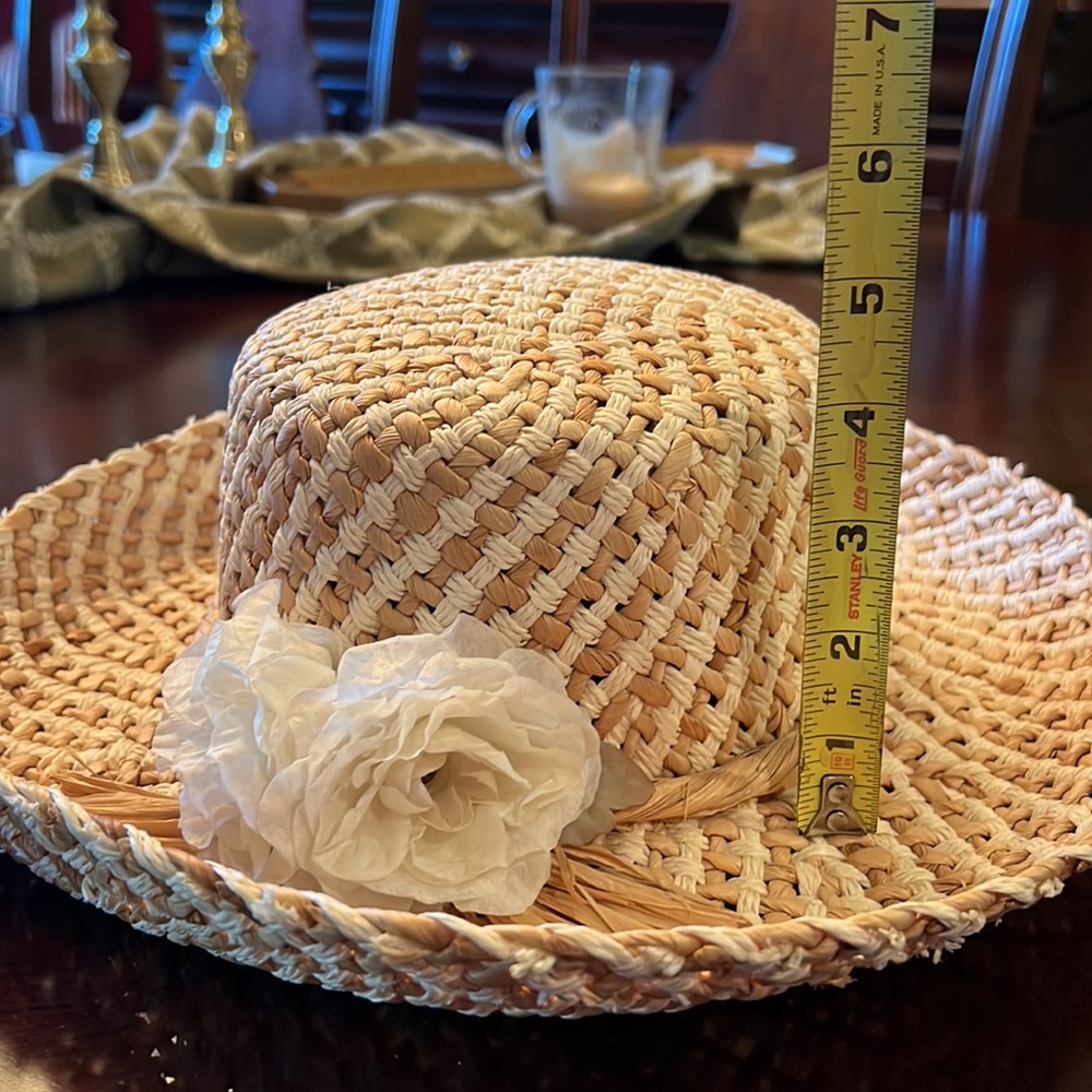 Gorgeous summer straw like hat with white flowers like new - Picture 16 of 17